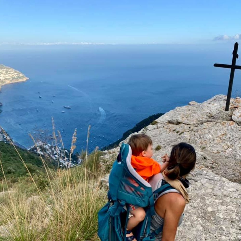 Kenaikan di alam dengan anak -anak dan pembawa bayi yang cocok untuk usia mereka