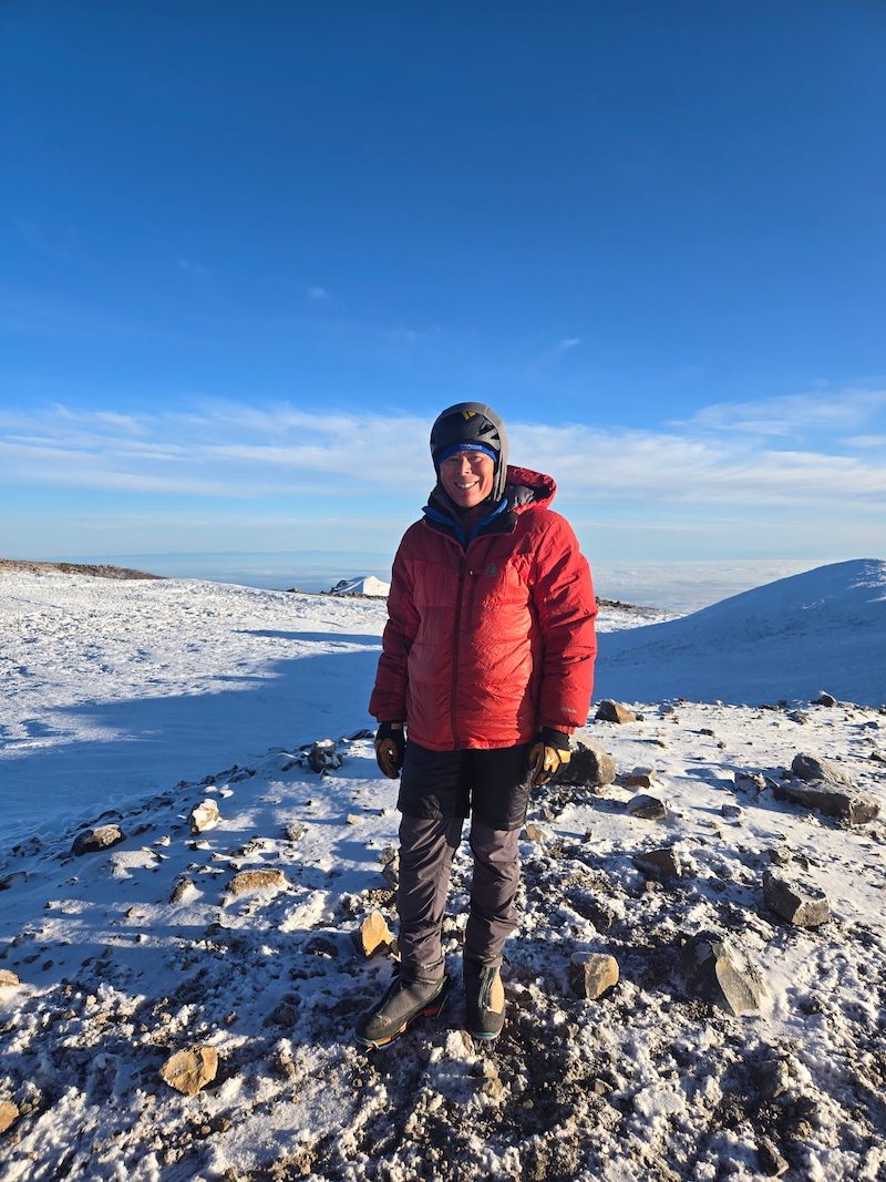 Brent Okita menetapkan rekor dunia lebih dari 600 Mt. Rainier Summits